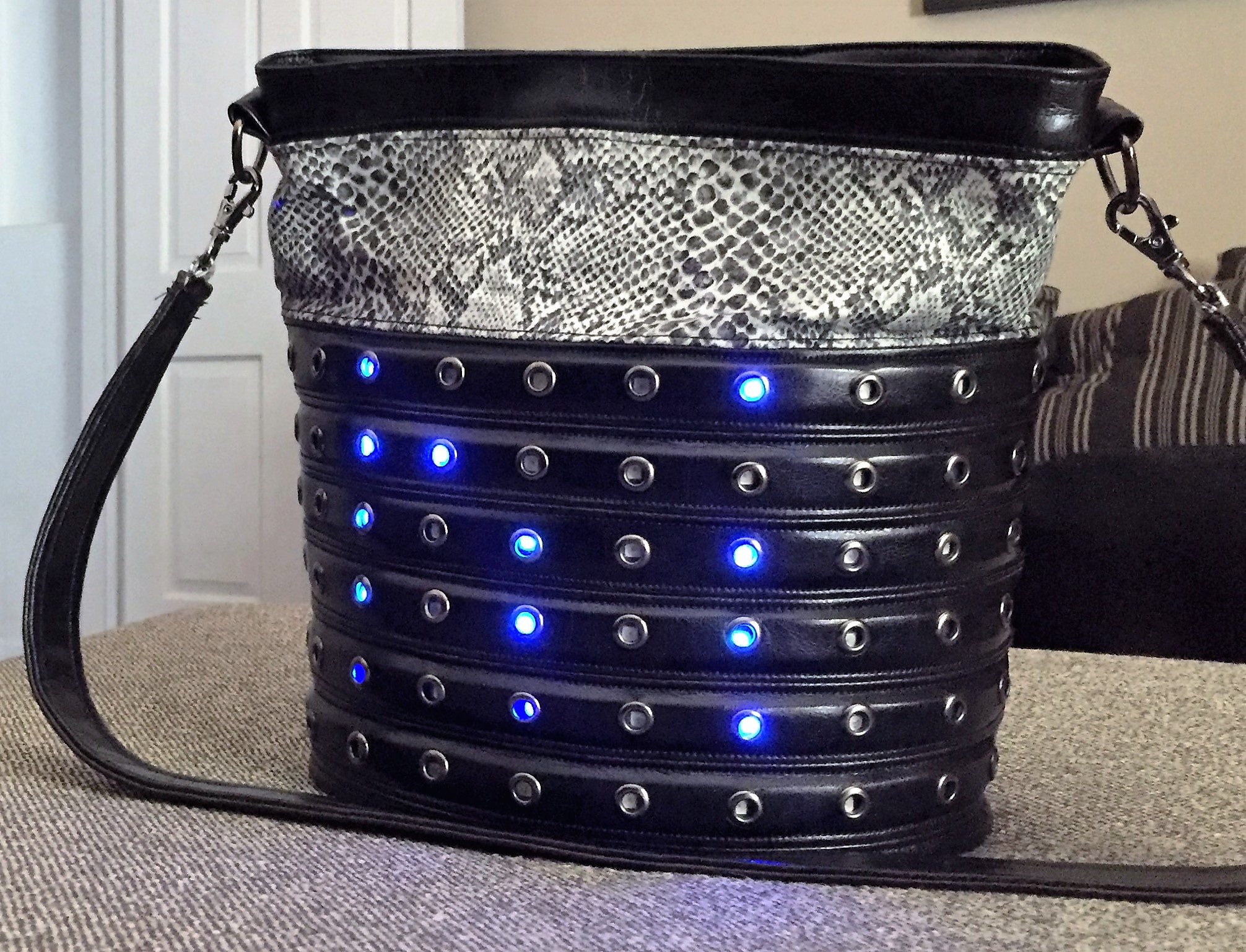 Tweet My Purse! (LED Matrix Handbag)